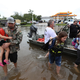 Un grupo de vecinos ayuda a evacuar a unos niños al sureste de Houston. Univisión/Reuters.
